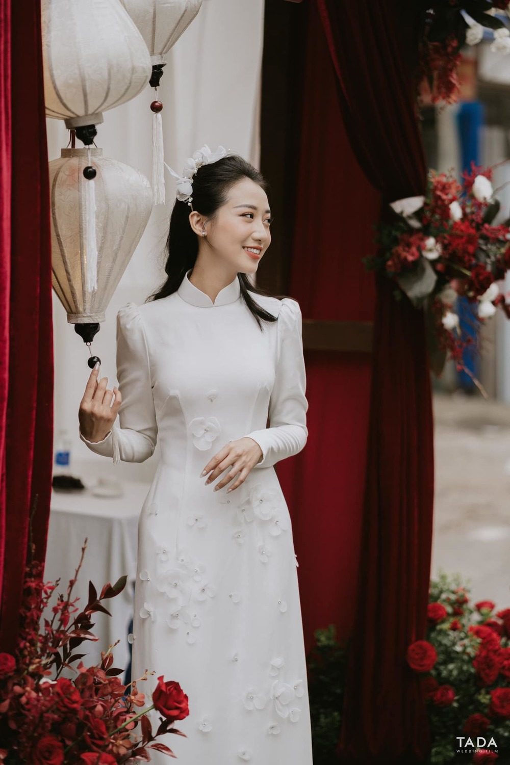  
Chiếc áo dài trắng của Kiều Ly được đính kết hoa nổi để tạo điểm nhấn thu hút. (Ảnh: FB Kieu Ly Pham)