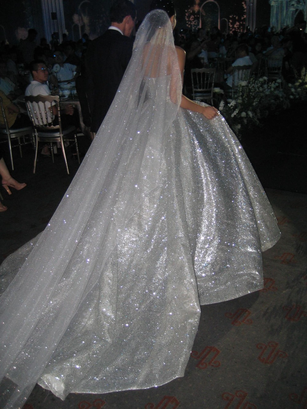  
 Mỹ nhân Hà thành hoá công chúa với chiếc váy đính kết kim tuyến lấp lánh. (Ảnh: FB Kieu Ly Pham)