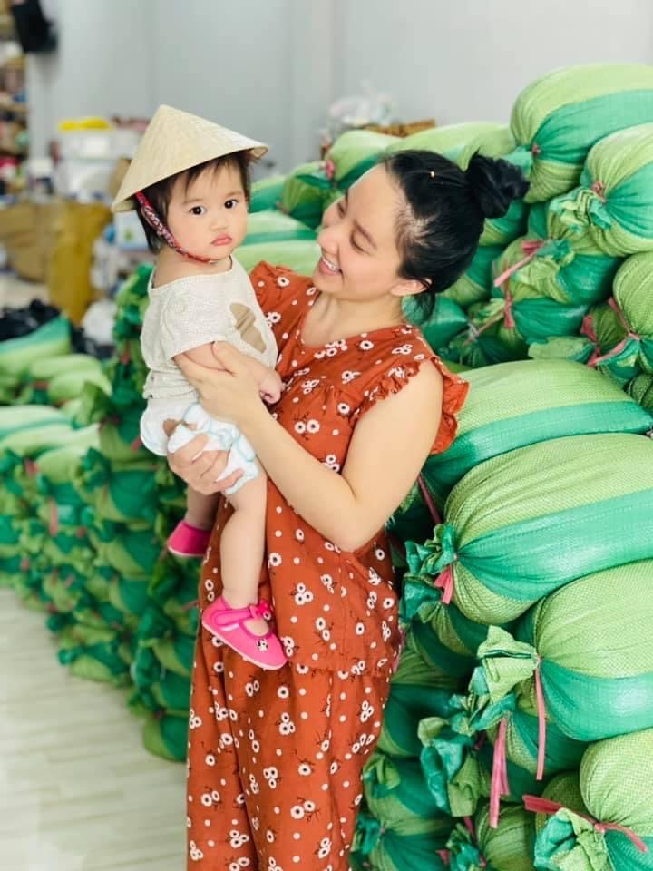  
Trong lần mang thai trước, cô còn chăm chỉ làm từ thiện.  - Tin sao Viet - Tin tuc sao Viet - Scandal sao Viet - Tin tuc cua Sao - Tin cua Sao