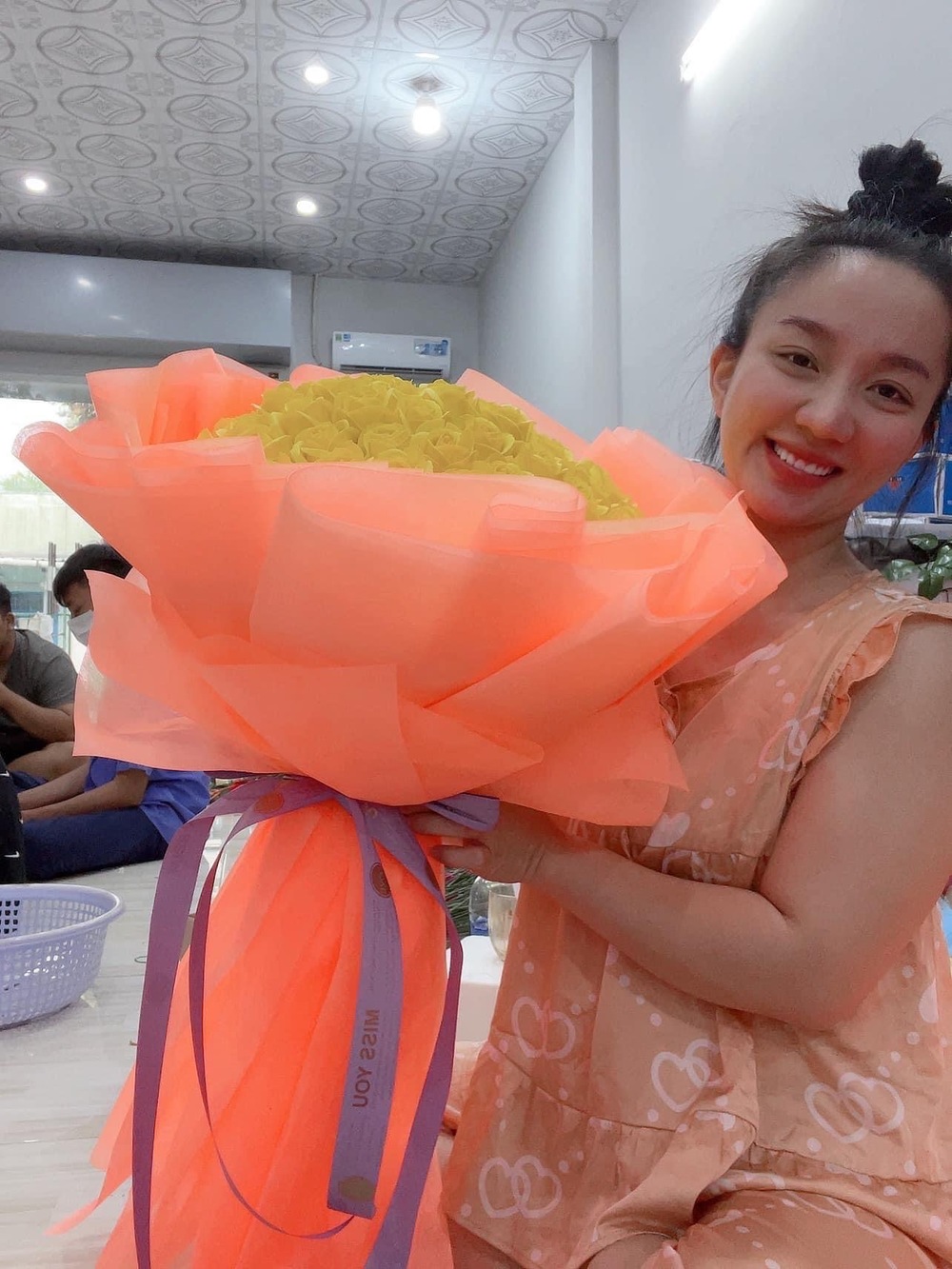  
Cô còn buôn bán thêm hoa trong những ngày lễ đặc biệt để kiếm thêm thu nhập. - Tin sao Viet - Tin tuc sao Viet - Scandal sao Viet - Tin tuc cua Sao - Tin cua Sao
