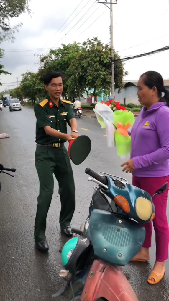  Anh còn nhờ mẹ cầm mũ, rồi tíu tít xung quanh như đứa trẻ mới lớn. (Ảnh: Chụp màn hình video TikTok M.H)