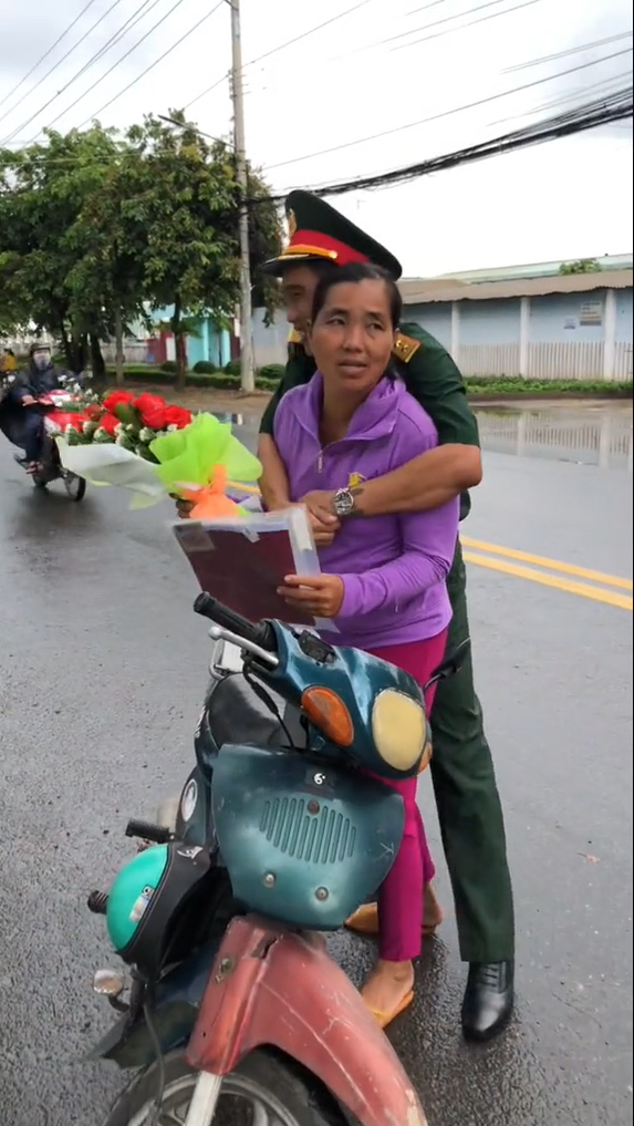  Không nhịn được nữa nên ôm mẹ thật chặt. (Ảnh: Chụp màn hình video TikTok M.H)
