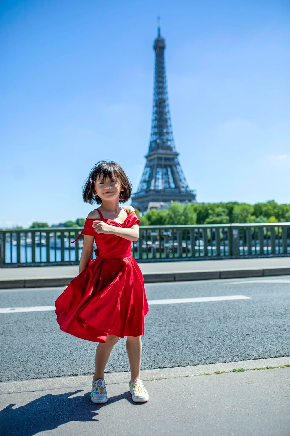  
Nhóc tì diện váy đỏ nổi bật khi dạo chơi trước tháp Eiffel. - Tin sao Viet - Tin tuc sao Viet - Scandal sao Viet - Tin tuc cua Sao - Tin cua Sao
