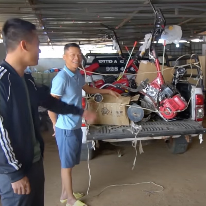 Trưởng thôn vui mừng vì team Quang Linh mang thiết bị 4.0 đến bản