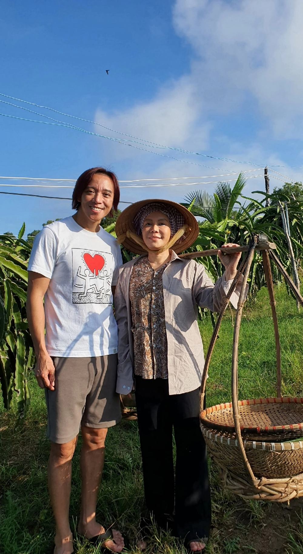  
Việt Hương và chồng vẫn còn lãng mạn như ngày đầu. (Ảnh: Facebook Việt Hương)