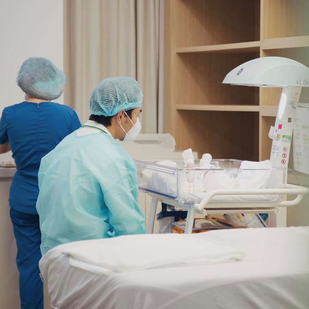 Nam diễn viên cho biết con trai đã hoàn thành phẫu thuật thắng lưỡi. (Ảnh: Facebook Lê Dương Bảo Lâm)