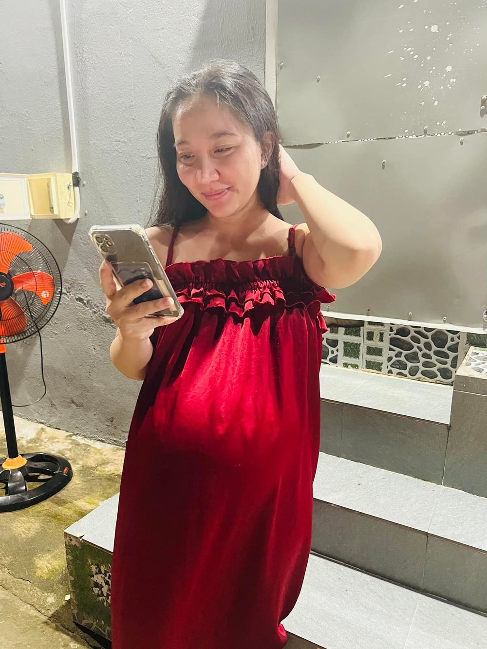  
Dù thu nhập tiền tỷ nhưng vợ Lê Dương Bảo Lâm vẫn mặc đồ giản dị khi ở nhà. (Ảnh: FB Quỳnh Quỳnh) - Tin sao Viet - Tin tuc sao Viet - Scandal sao Viet - Tin tuc cua Sao - Tin cua Sao