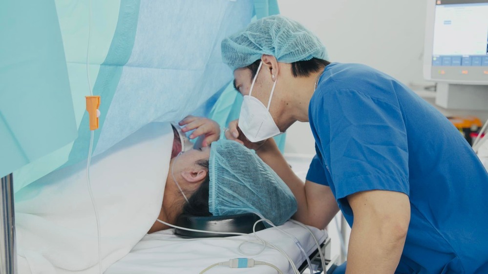  
Anh đồng hành cùng bà xã trong khoảnh khắc "vượt cạn". (Ảnh: FB Lê Dương Bảo Lâm) - Tin sao Viet - Tin tuc sao Viet - Scandal sao Viet - Tin tuc cua Sao - Tin cua Sao