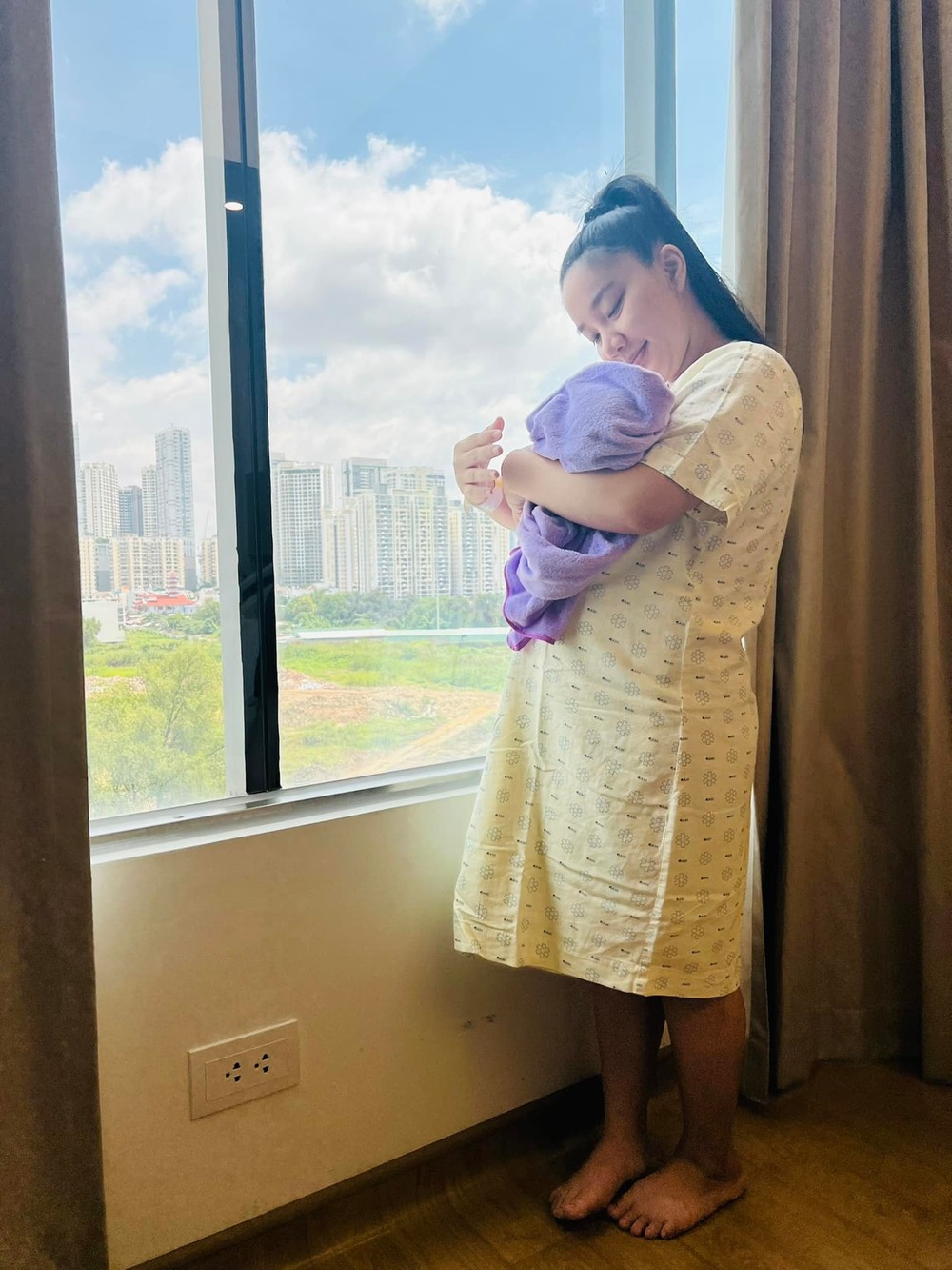  
Vợ Lê Dương Bảo Lâm hạnh phúc khoe ảnh bế con trai thứ 3. (Ảnh: FB Quỳnh Quỳnh) - Tin sao Viet - Tin tuc sao Viet - Scandal sao Viet - Tin tuc cua Sao - Tin cua Sao