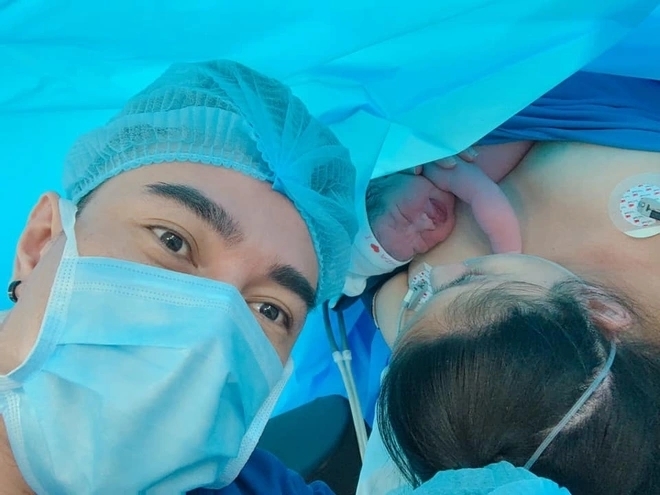  
Vợ chồng Lê Dương Bảo Lâm chi tiền khủng để sinh con ở bệnh viện quốc tế. (Ảnh: FB Lê Dương Bảo Lâm) - Tin sao Viet - Tin tuc sao Viet - Scandal sao Viet - Tin tuc cua Sao - Tin cua Sao