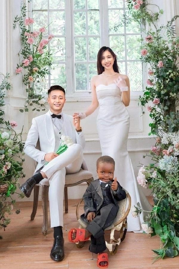  Trước đó, fan cũng đã từng photoshop ảnh cưới cho cặp đôi, còn có cả khách mời đặc biệt Lôi Con. (Ảnh: Trí Thức Trẻ)