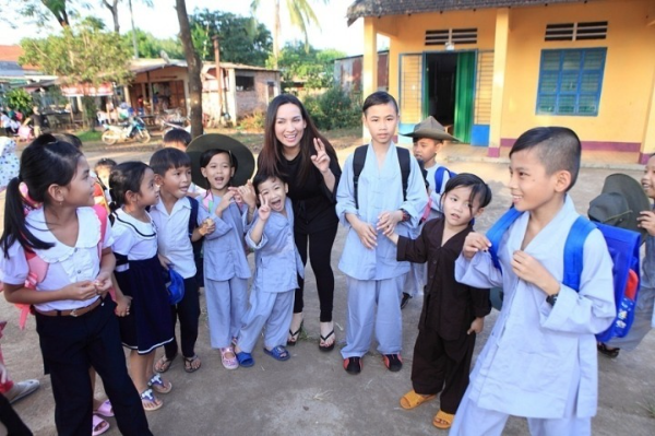 Phi Nhung khi còn sống đã nhận rất nhiều con nuôi. (Ảnh: FB Phi Nhung Pham) - Tin sao Viet - Tin tuc sao Viet - Scandal sao Viet - Tin tuc cua Sao - Tin cua Sao