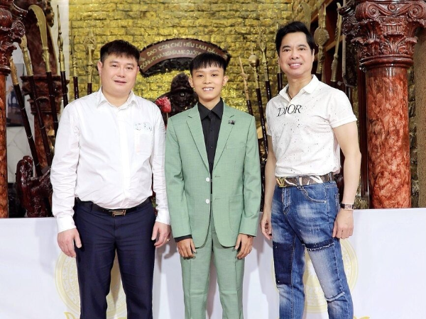  Hồ Văn Cường được danh ca Ngọc Sơn và bầu Thụy đỡ đầu trong con đường nghệ thuật. (Ảnh: FB Hồ Văn Cường) - Tin sao Viet - Tin tuc sao Viet - Scandal sao Viet - Tin tuc cua Sao - Tin cua Sao