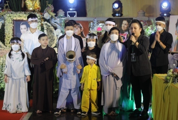  Các con nuôi của cố ca sĩ có mặt trong các buổi lễ tưởng nhớ mẹ. (Ảnh: FB Wendy Pham) - Tin sao Viet - Tin tuc sao Viet - Scandal sao Viet - Tin tuc cua Sao - Tin cua Sao