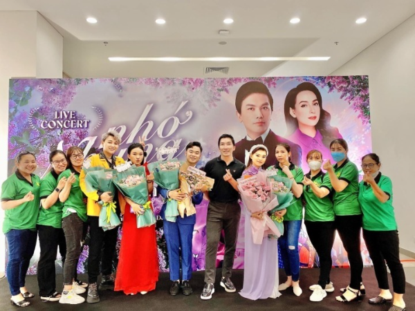  3 nữ ca sĩ trẻ xuất hiện trong show ca nhạc tưởng nhớ người mẹ nuôi quá cố. (Ảnh: FB Phạm Thiêng Ngân Singer) - Tin sao Viet - Tin tuc sao Viet - Scandal sao Viet - Tin tuc cua Sao - Tin cua Sao