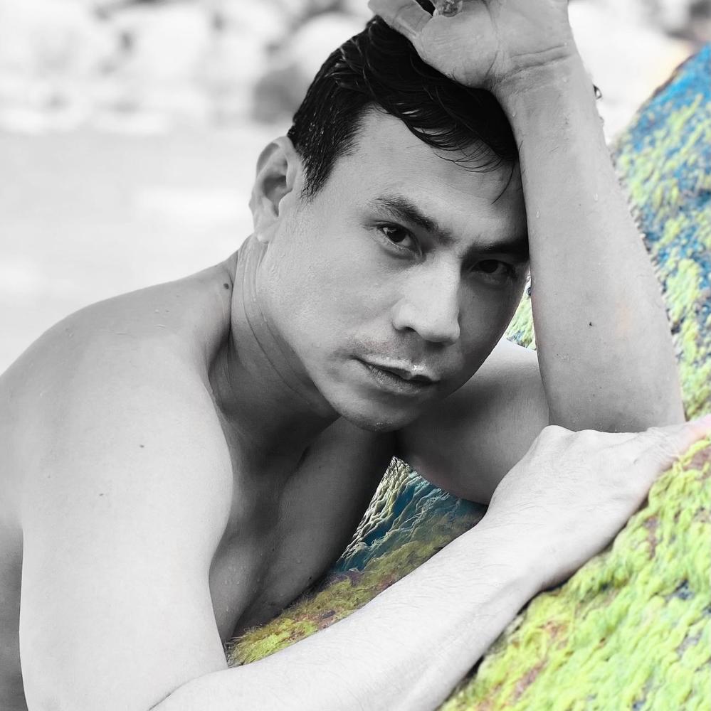  
Anh từng là người mẫu trước khi bén duyên với nghiệp diễn.