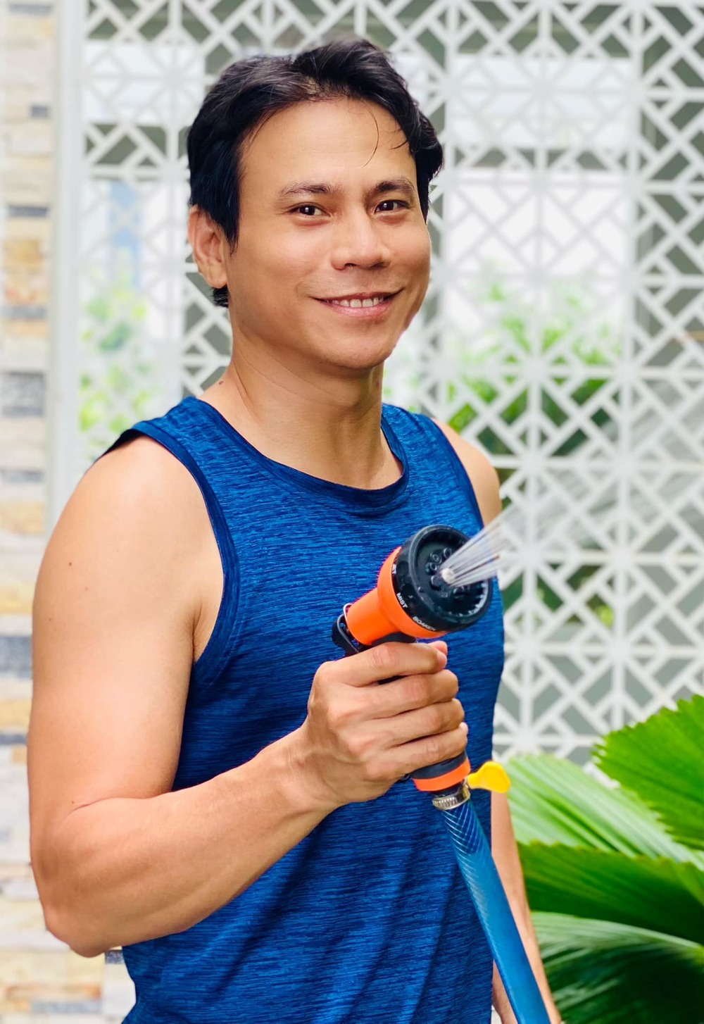  
Anh sống yên bình, tránh xa thị phi.