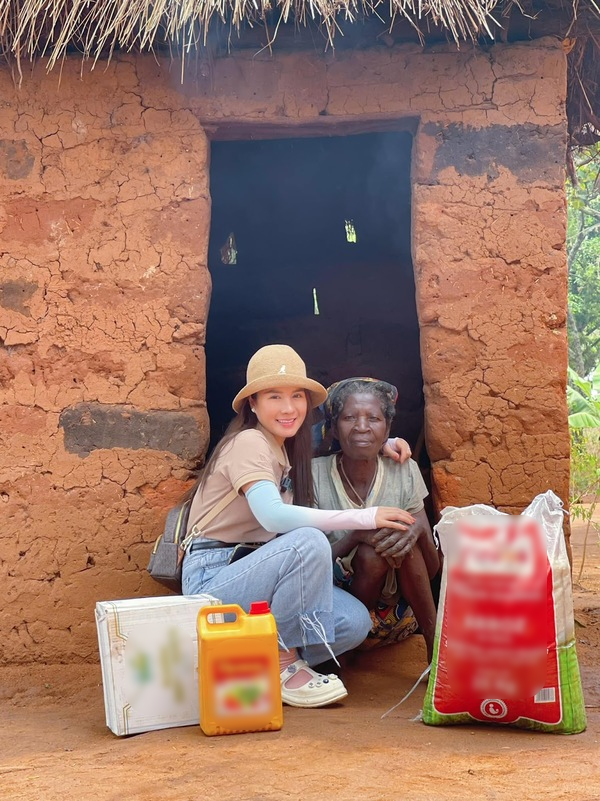  
Nữ YouTuber đi đến tận nhà, trao quà cho các hộ khó khăn. (Ảnh: Fanpage Vợ chồng Nhà Nhân JP)