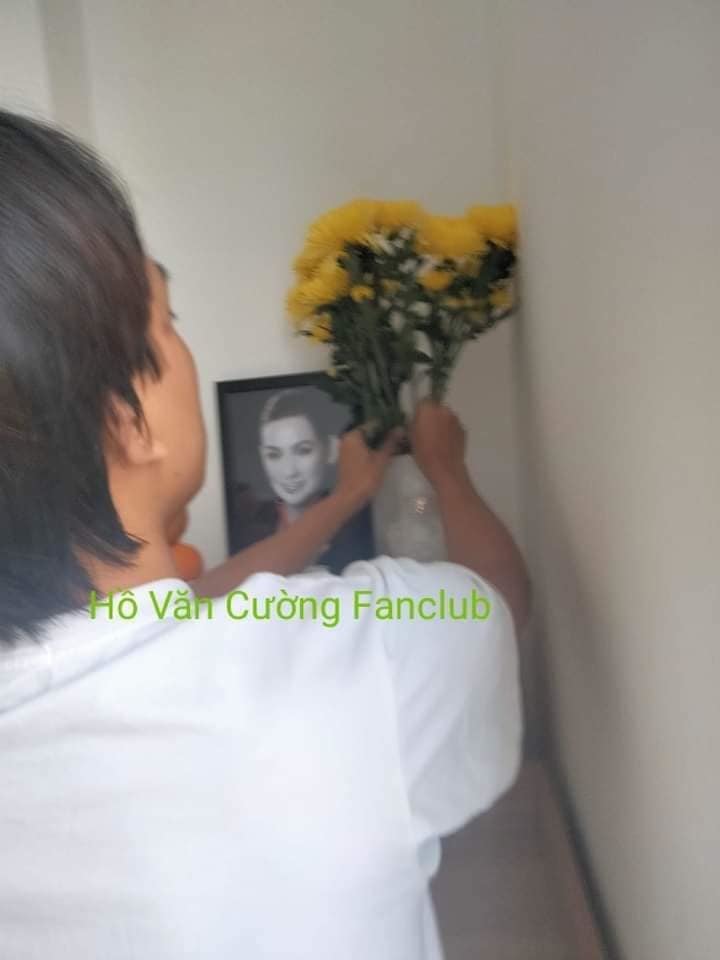  Con trai kính cẩn dâng hương thờ cúng mẹ. (Ảnh: FB FC Hồ Văn Cường - Cậu út Gò Công) - Tin sao Viet - Tin tuc sao Viet - Scandal sao Viet - Tin tuc cua Sao - Tin cua Sao
