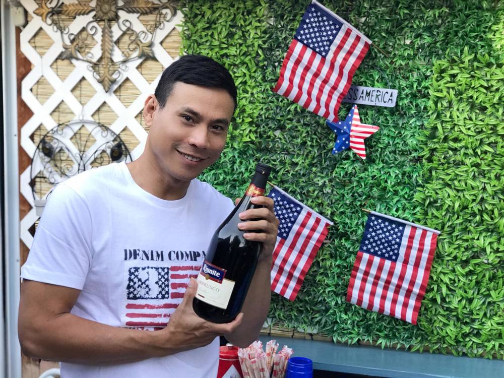  
Anh quyết định đoạn tuyệt với vợ cũ và bỏ Mỹ về nước.