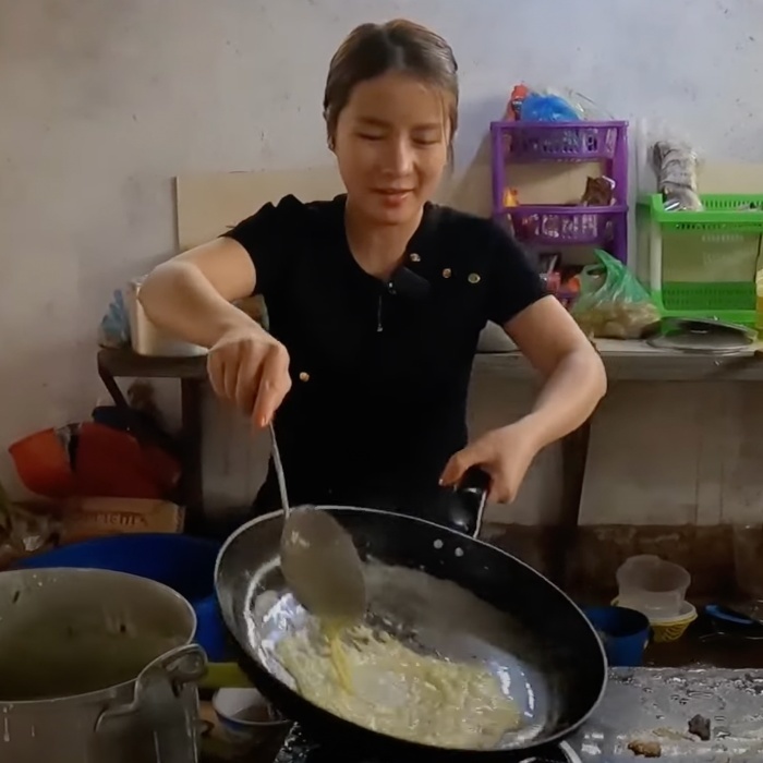  Nữ YouTuber trổ tài làm bánh xèo. (Ảnh chụp màn hình YouTube Nguyễn Tiến)