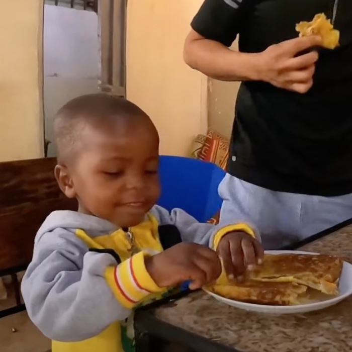  Cậu bé hào hứng với món ăn mới. (Ảnh chụp màn hình YouTube Nguyễn Tiến)