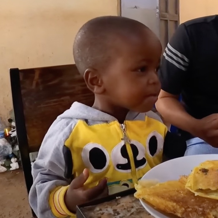  Dù lần đầu thử món mới nhưng Lôi Con không hề tỏ ra ngần ngại. (Ảnh chụp màn hình YouTube Nguyễn Tiến)