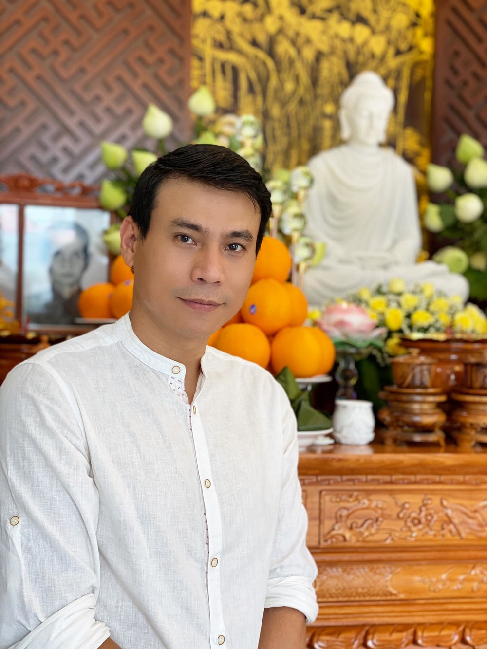  
Anh sống độc thân sau đổ vỡ hôn nhân và có mong muốn tu tại gia.