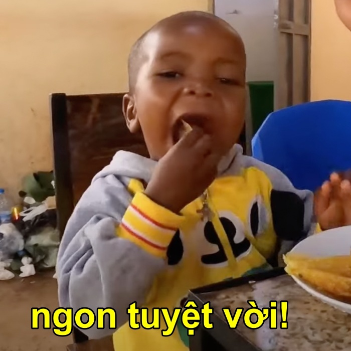  Ngay sau khi ăn miếng đầu tiên, cậu bé đã liên tục dành lời khen. (Ảnh chụp màn hình YouTube Nguyễn Tiến)