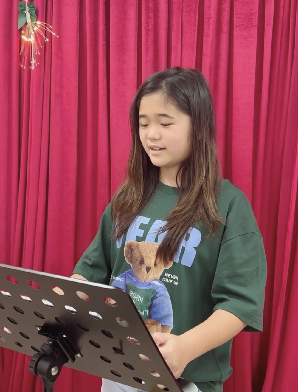  
Nhóc tỳ hát về gia đình khiến mẹ nghẹn ngào. - Tin sao Viet - Tin tuc sao Viet - Scandal sao Viet - Tin tuc cua Sao - Tin cua Sao