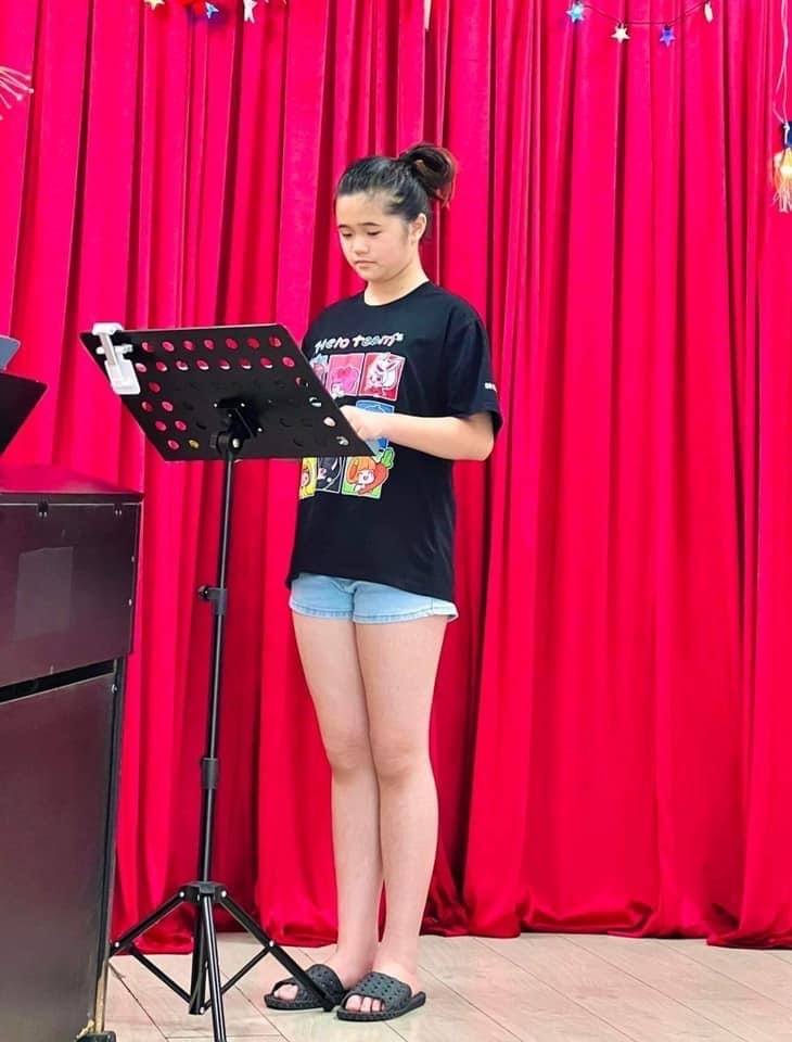  
Cô bé thể hiện niềm yêu thích âm nhạc khi được mẹ đầu tư từ nhỏ. - Tin sao Viet - Tin tuc sao Viet - Scandal sao Viet - Tin tuc cua Sao - Tin cua Sao