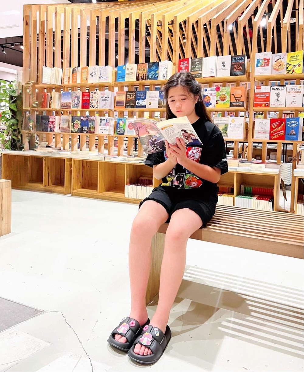  
Dù nhỏ tuổi nhưng cô bé đã ham đọc sách. - Tin sao Viet - Tin tuc sao Viet - Scandal sao Viet - Tin tuc cua Sao - Tin cua Sao