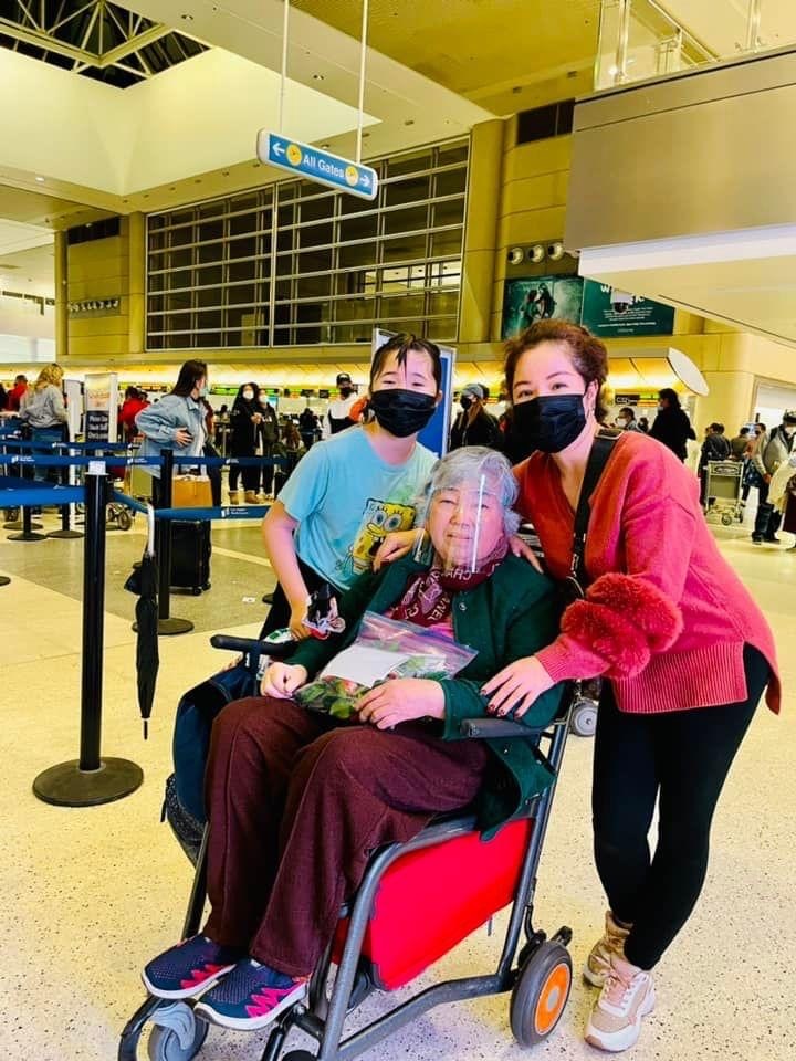  
Cả gia đình có dịp gặp nhau khi nhóc tỳ đón bà ngoại từ Việt Nam sang Mỹ. - Tin sao Viet - Tin tuc sao Viet - Scandal sao Viet - Tin tuc cua Sao - Tin cua Sao