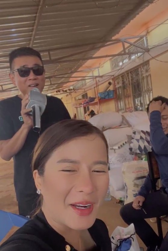  Anh Tiến nhiệt tình hát phụ hoạ cho Quang Linh diễn. (Ảnh: FB Vợ chồng Nhà Nhân JP)