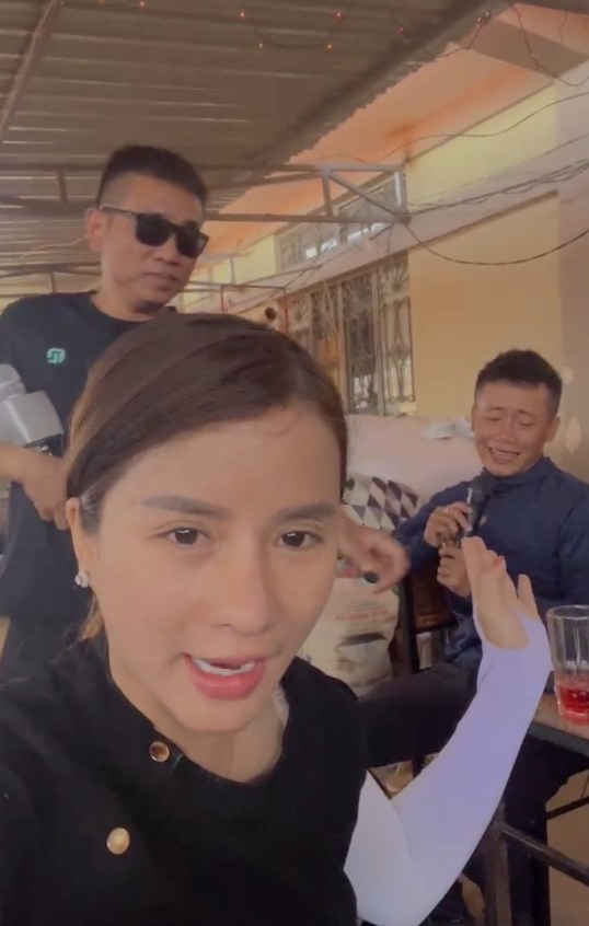  Các thành viên thuộc team châu Phi mở tiết mục ca nhạc tạm biệt Đức Nhân. (Ảnh: FB Vợ chồng Nhà Nhân JP)