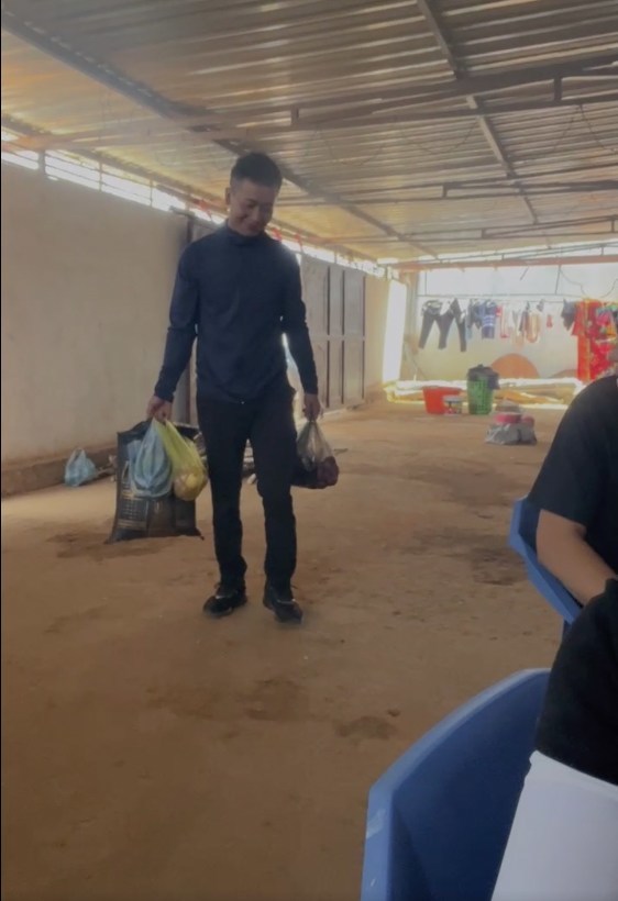  Tất cả quà đều được Quang Linh bọc lại cẩn thận. (Ảnh: FB Vợ chồng Nhà Nhân JP)