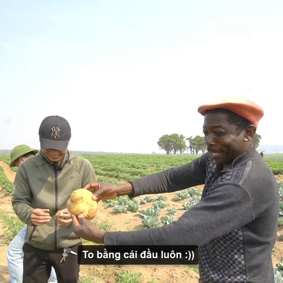 Trưởng làng phấn khởi khi cầm củ khoai trên tay. (Ảnh: Chụp màn hình video YouTube Quang Linh Vlogs)