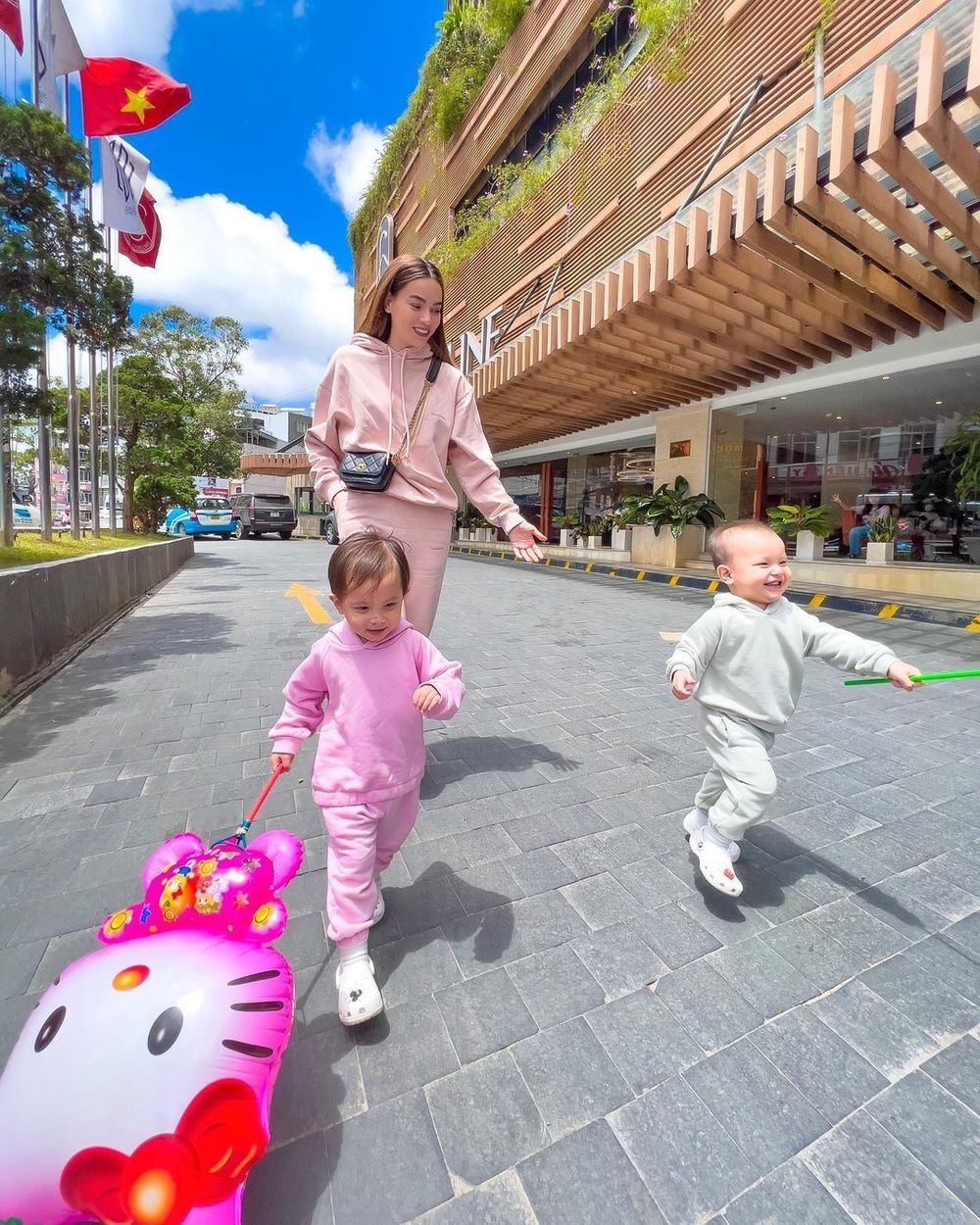 Nữ hoàng giải trí luôn dành thời gian chăm sóc các con dù lịch trình bận rộn. (Ảnh: Instagram henrylisaleon)