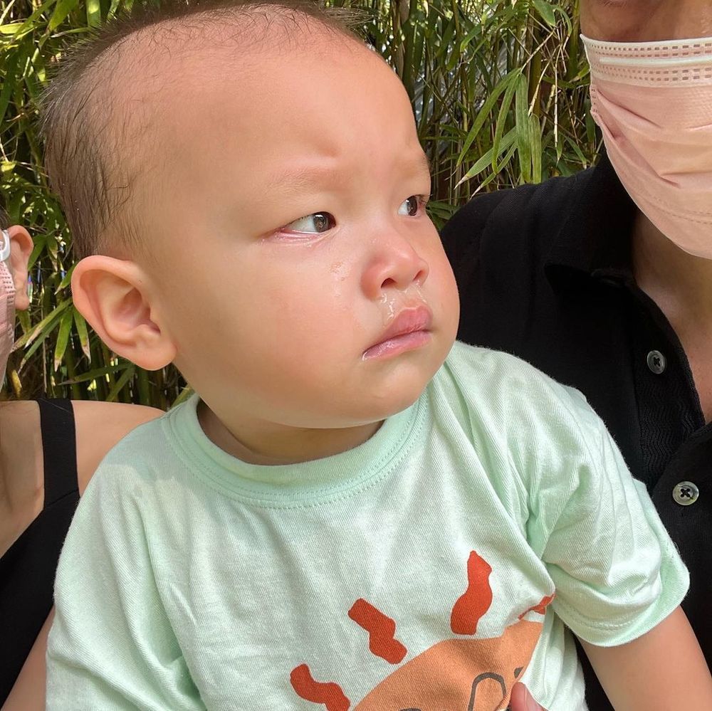 Khuôn mặt đẫm nước mắt của Leon trong ngày đầu đến lớp. (Ảnh: Instagram henrylisaleon)