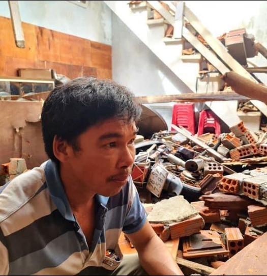  Nhiều ngôi nhà bị sập sau khi cơn bão đi qua khiến ai cũng đau lòng. (Ảnh: Lao Động)