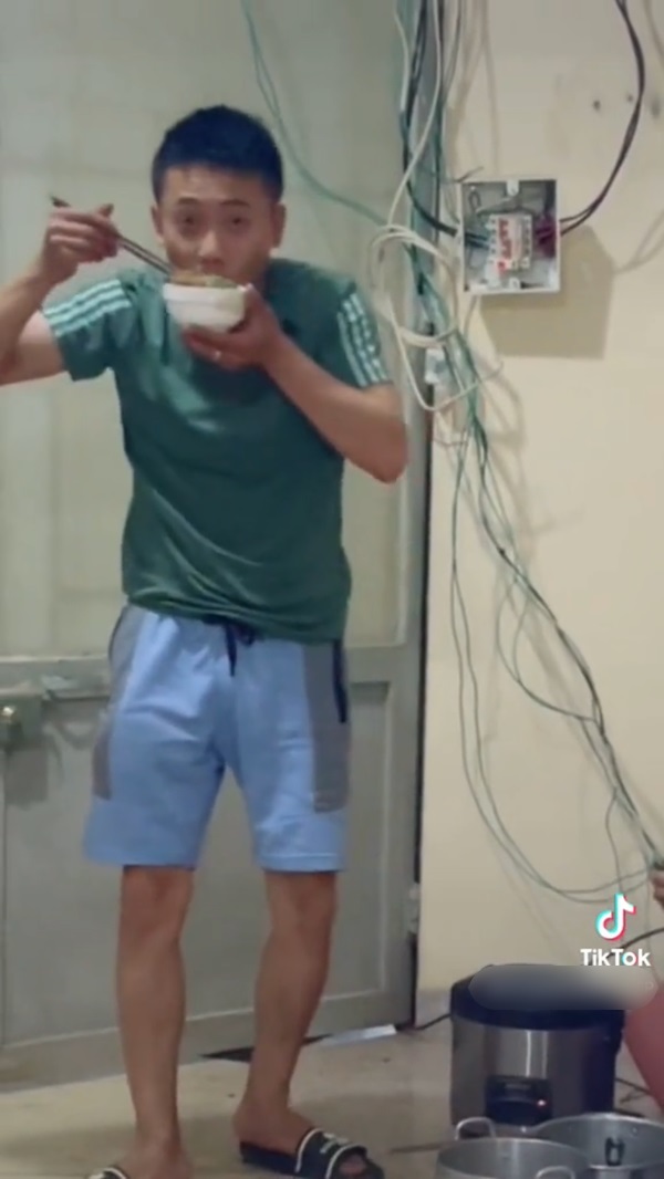  Hình ảnh Quang Linh ăn vội bát cơm để "đi bán chuối" khiến dân tình bật cười. (Ảnh: TikTok Nguyễn Tiến)