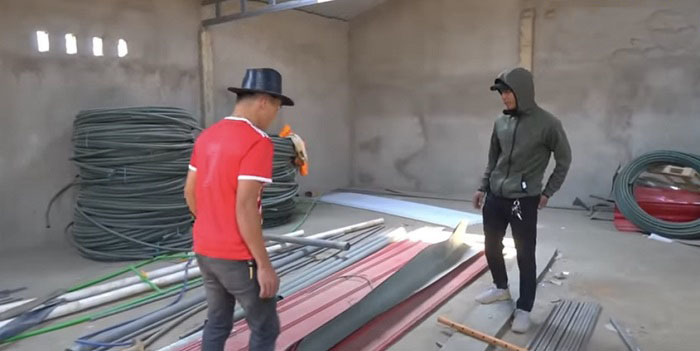  Sau khi ăn xong Quang Linh lại tiếp tục quay trở lại công việc ở trang trại. (Ảnh: Cắt từ clip YouTube Hùng KaKa)