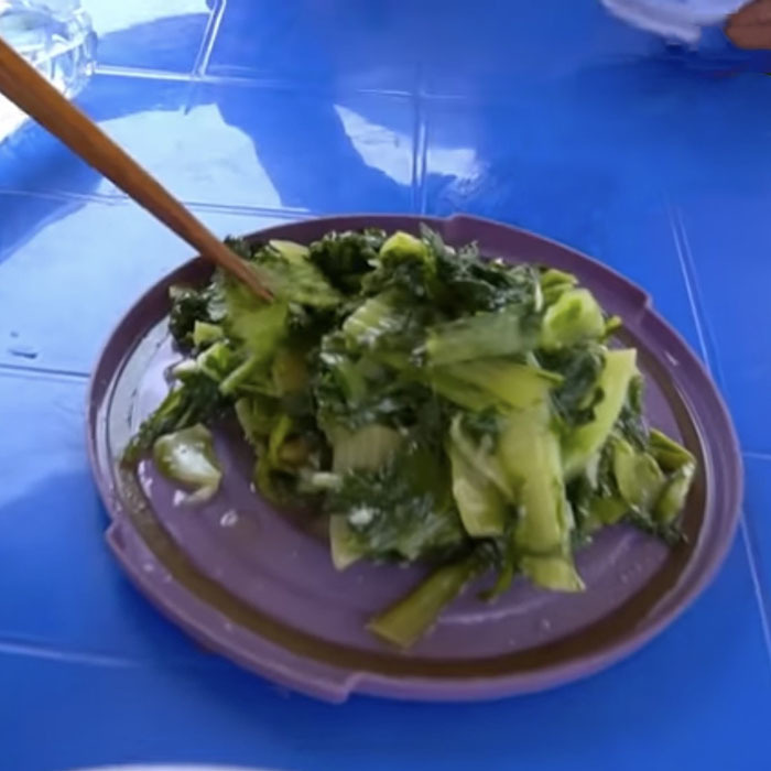  
Món chính cũng là món duy nhất trên bàn ăn của team Quang Linh. (Ảnh: Cắt từ clip YouTube Hùng KaKa)