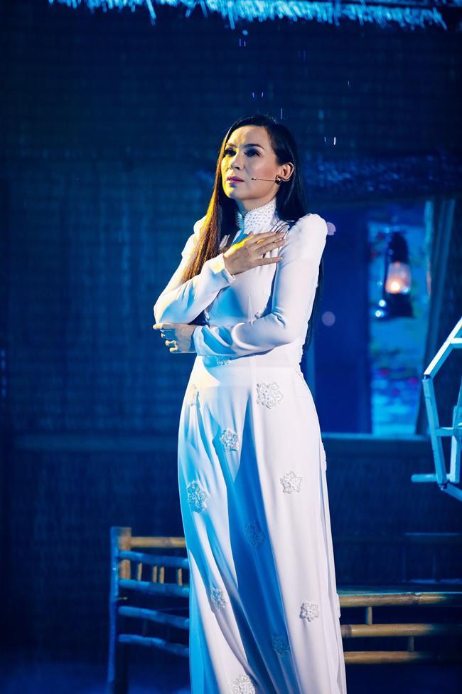  Nữ ca sĩ rất thích chiếc áo dài này khi đi diễn. (Ảnh: Ngôi sao)