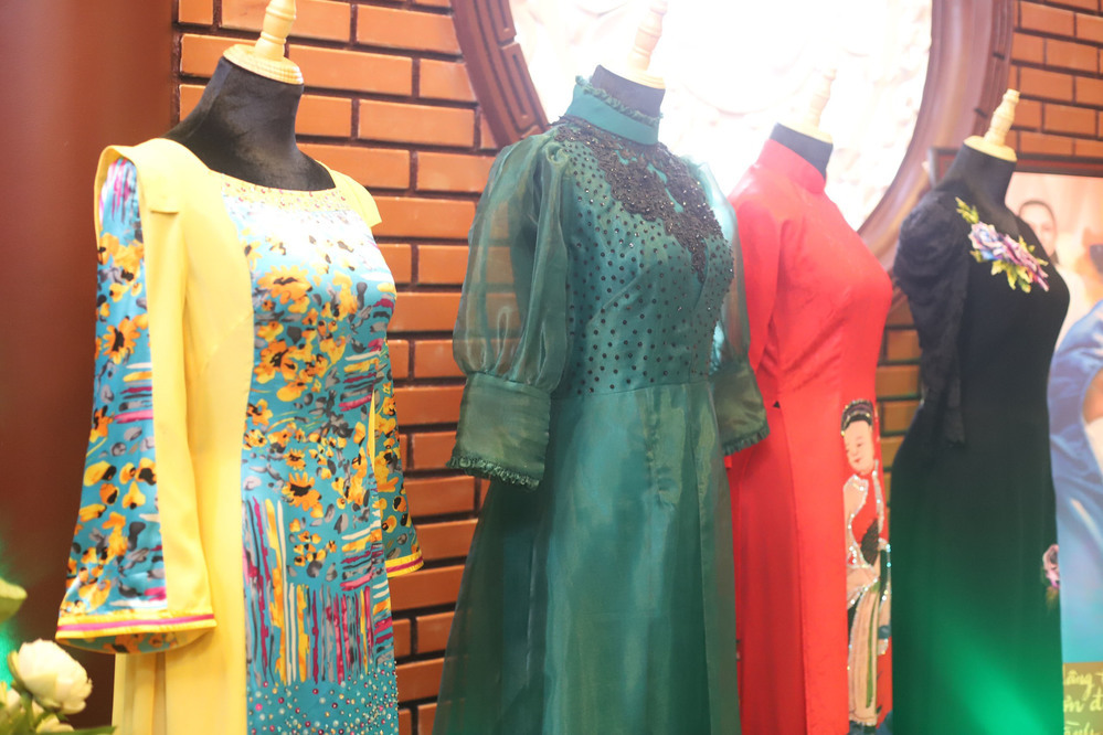  Nhiều trang phục của cố ca sĩ Phi Nhung được trưng bày tại lễ giỗ. (Ảnh: Phạm Thành Trung)