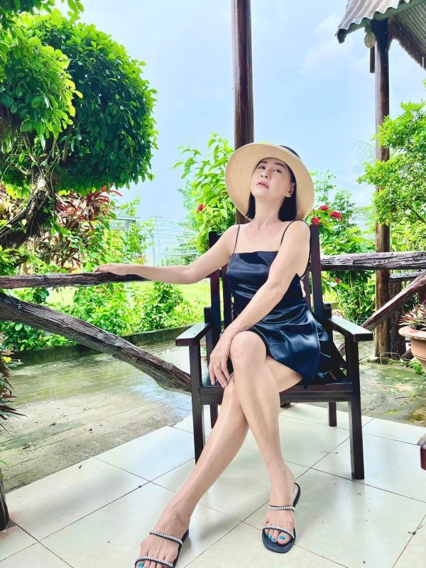  
Nữ diễn viên tự tin diện váy áo gợi cảm khoe dáng. (Ảnh: FB Đỗ Cát Phượng) ​