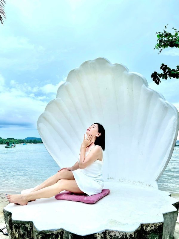  
Diễn viên Hạnh Phúc Của Mẹ khoe dáng nuột trong mẫu váy quyến rũ. (Ảnh: FB Đỗ Cát Phượng) ​