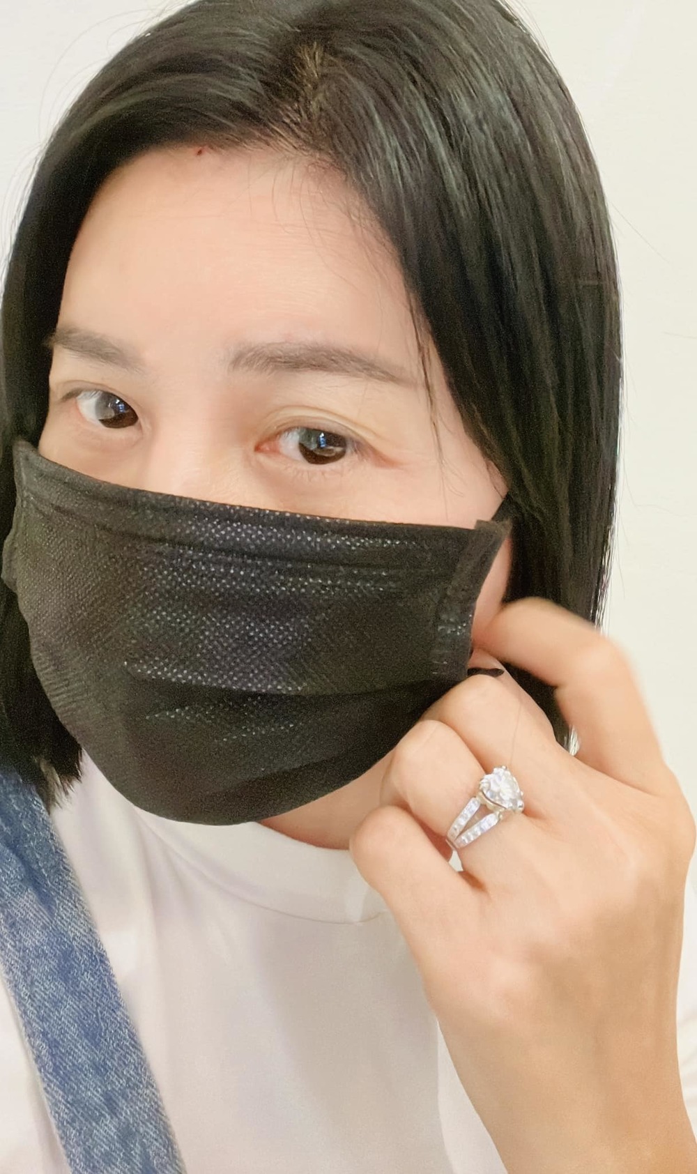  
Cận cảnh chiếc nhẫn kim cương kích thước khủng của bà mẹ 1 con. (Ảnh: FB Đỗ Cát Phượng) ​