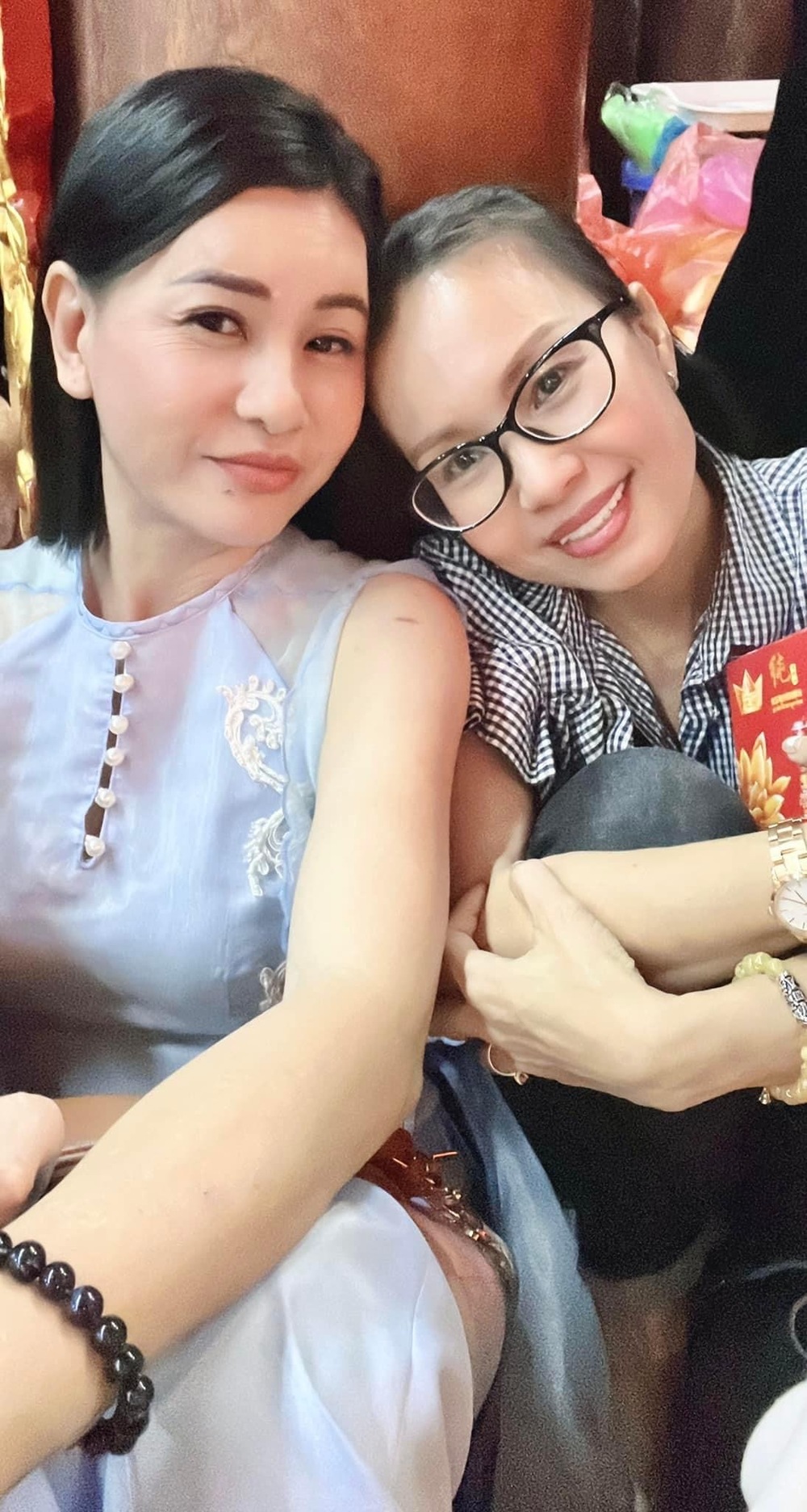  
Cô lộ diện vui vẻ với đồng nghiệp trong ngày lễ Tổ nghề. - Tin sao Viet - Tin tuc sao Viet - Scandal sao Viet - Tin tuc cua Sao - Tin cua Sao