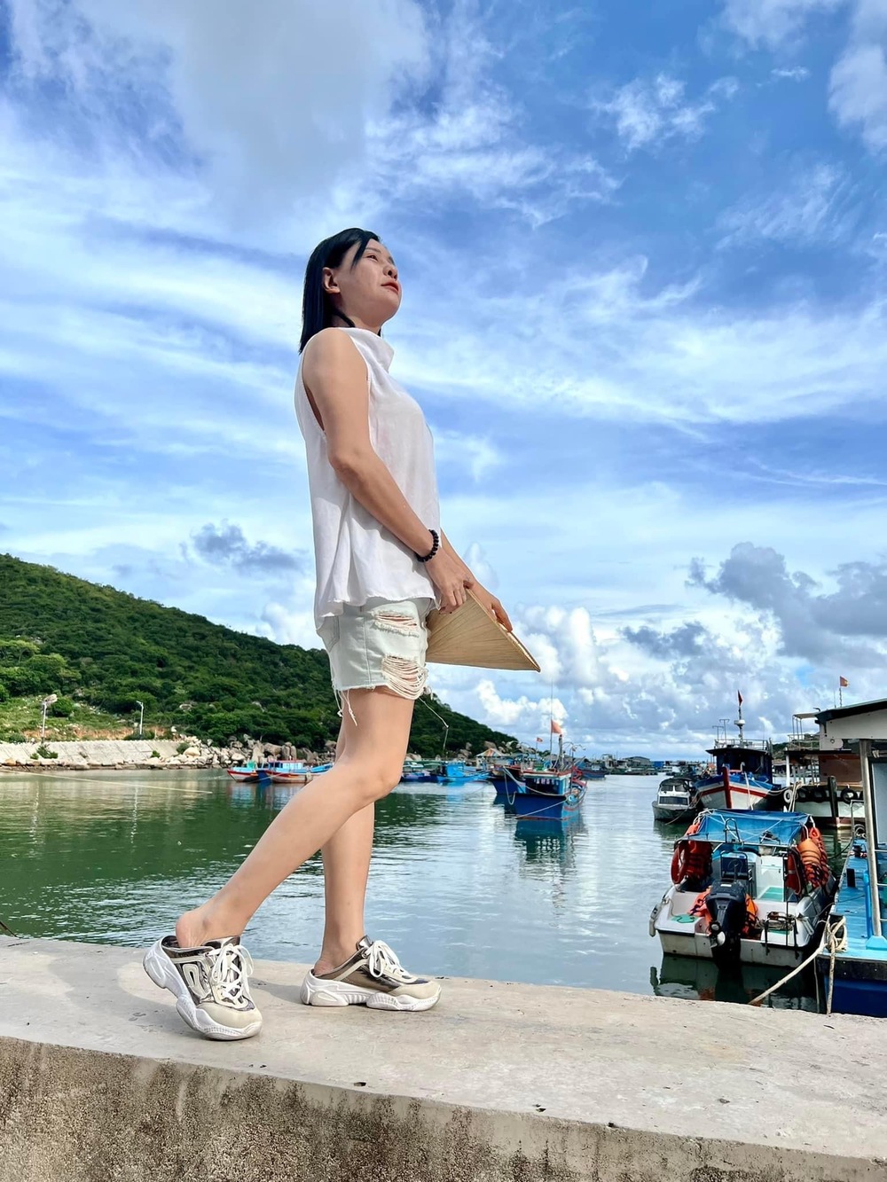  
Cô diện đồ trẻ trung khoe vẻ ngoài rạng rỡ. - Tin sao Viet - Tin tuc sao Viet - Scandal sao Viet - Tin tuc cua Sao - Tin cua Sao